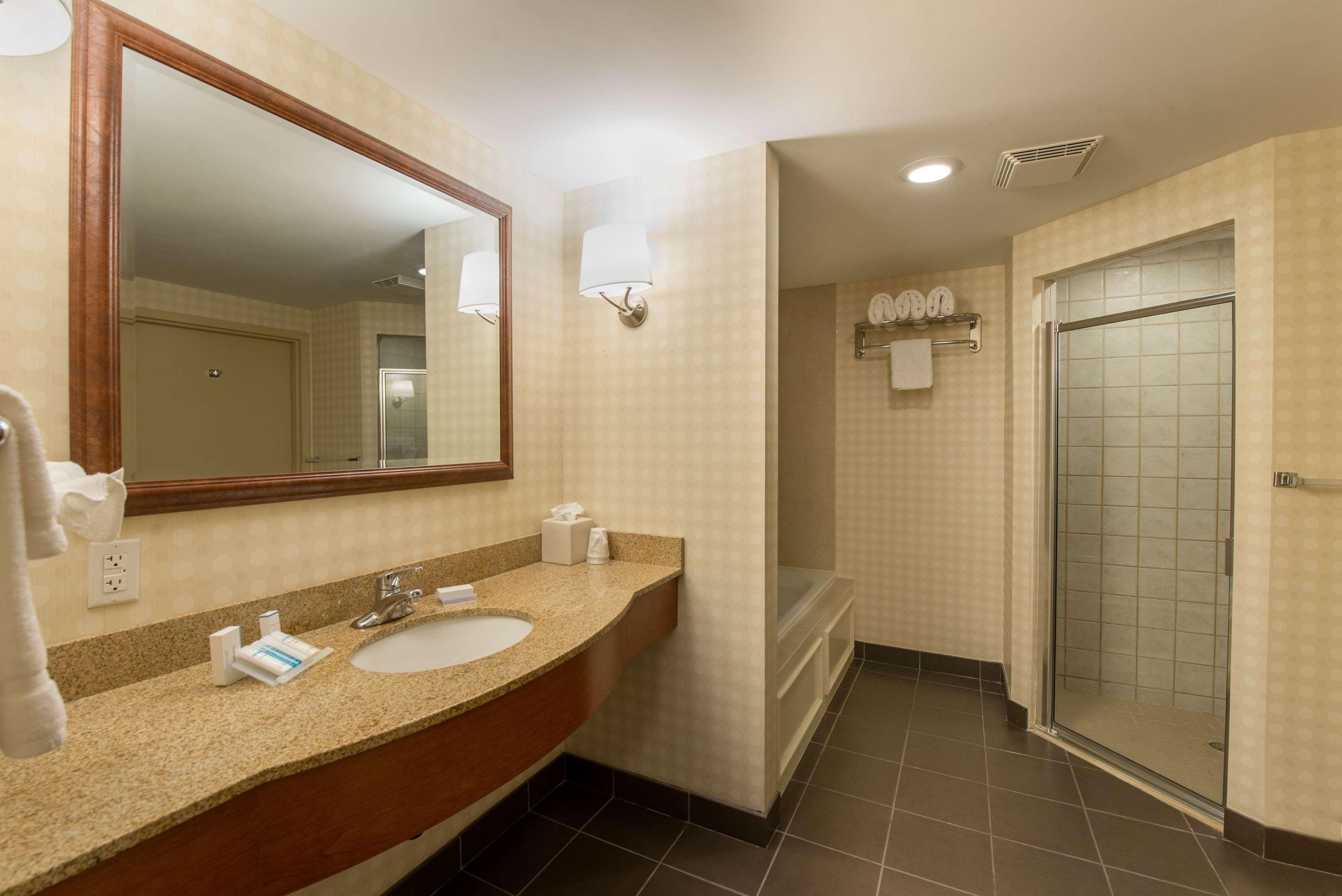 Hilton Garden Inn Manchester Downtown Exterior photo