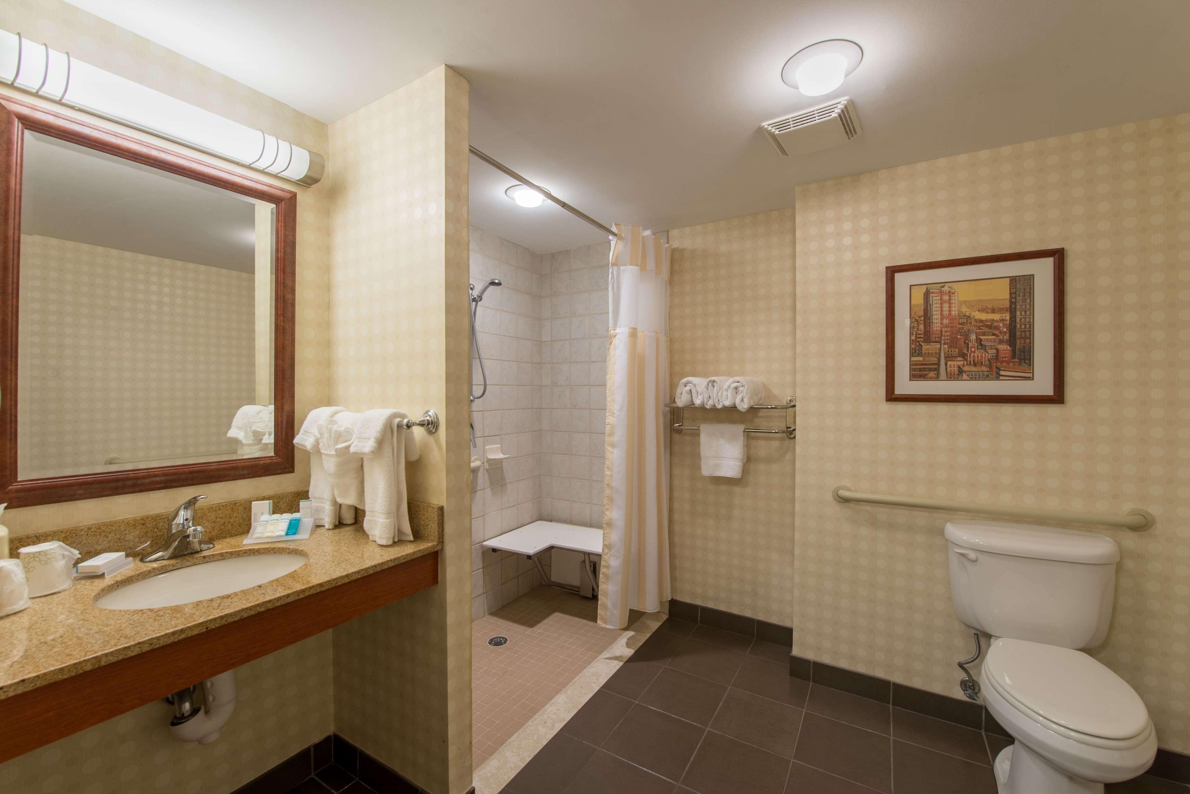 Hilton Garden Inn Manchester Downtown Exterior photo