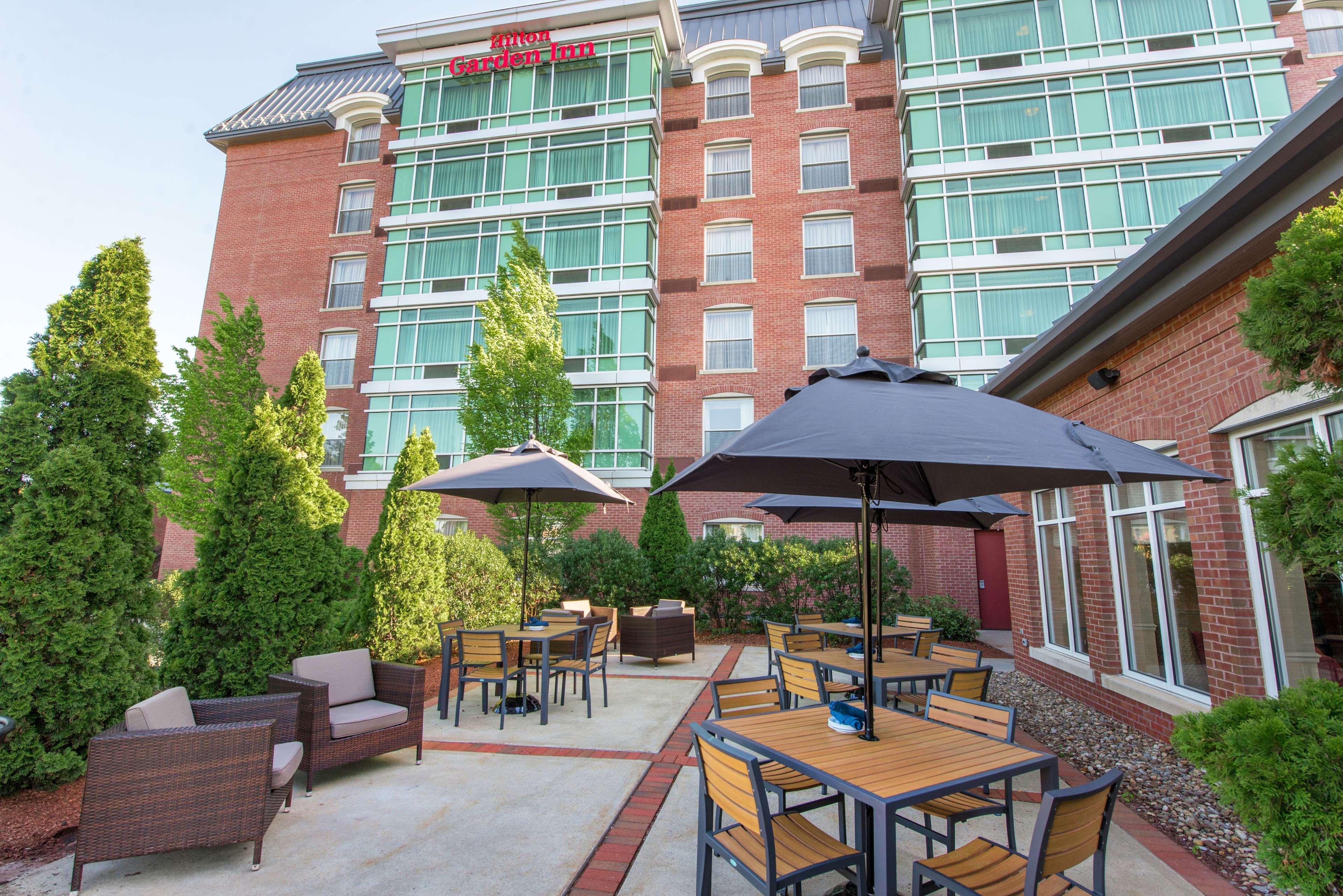 Hilton Garden Inn Manchester Downtown Exterior photo