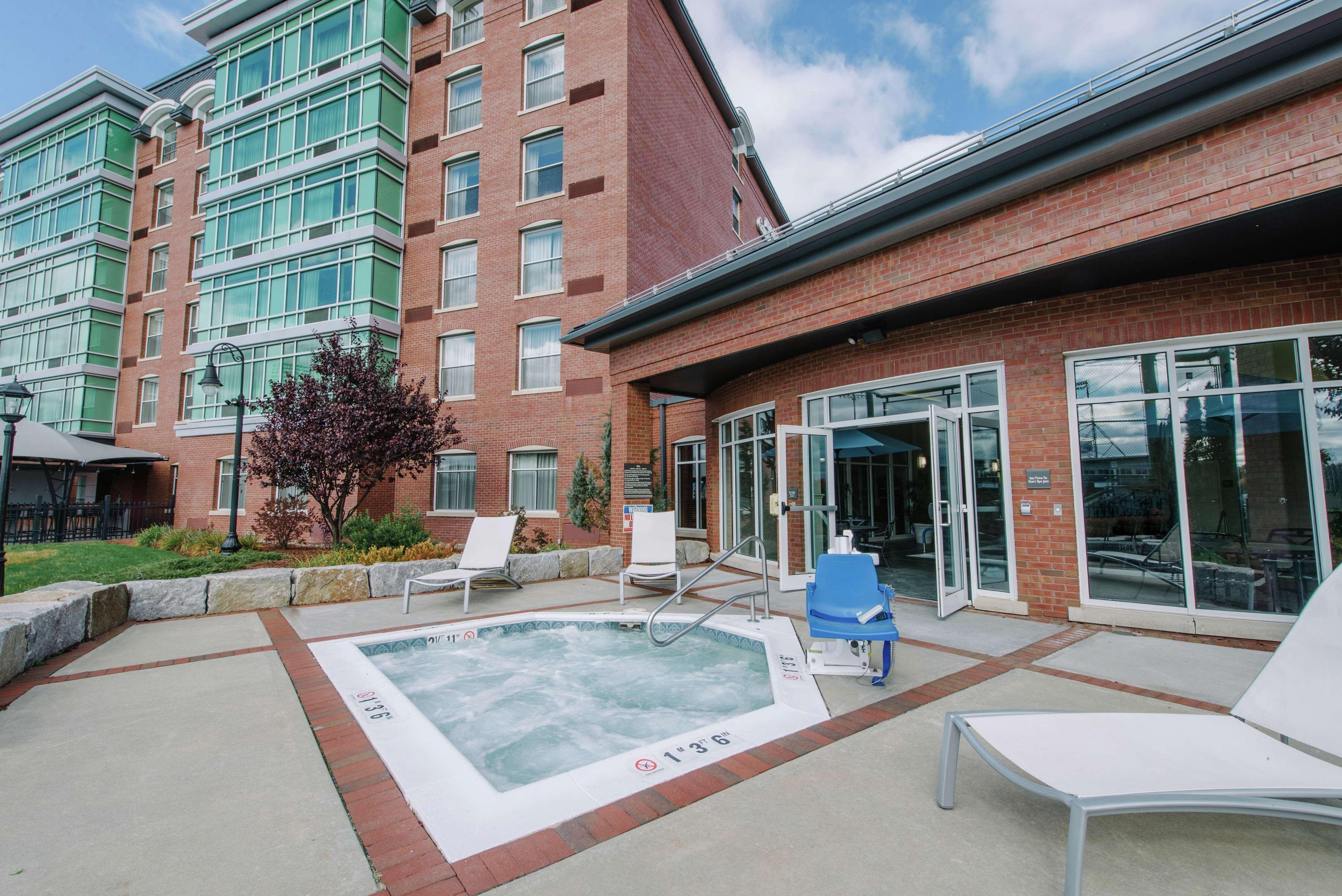 Hilton Garden Inn Manchester Downtown Exterior photo