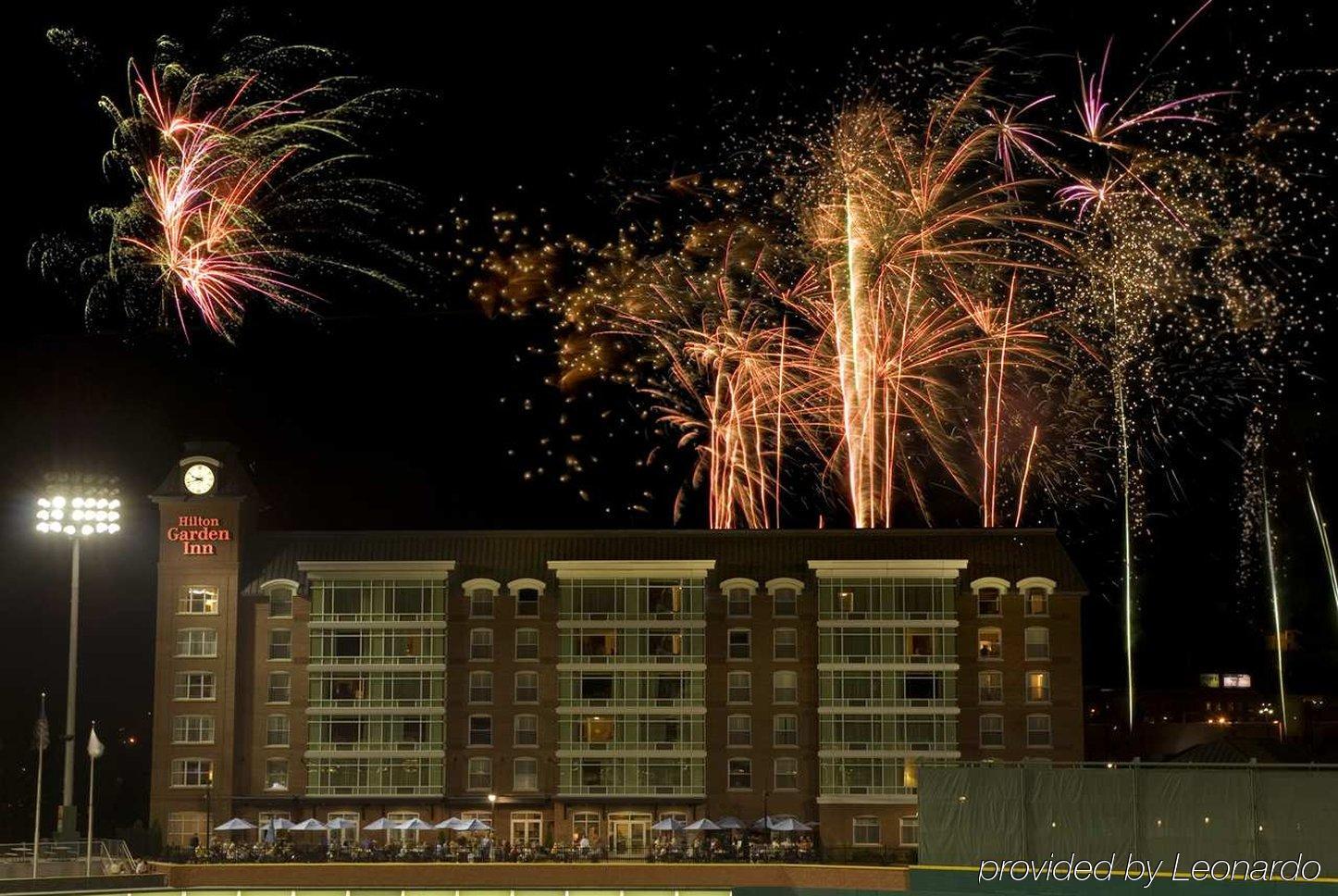 Hilton Garden Inn Manchester Downtown Exterior photo
